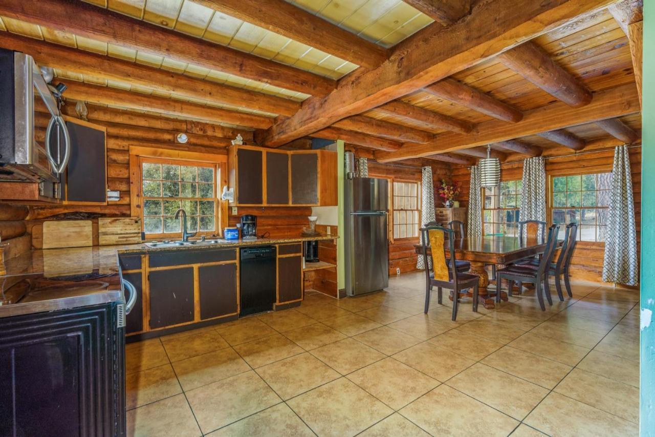 Mountain Trail Lodge And Vacation Rentals Oakhurst Exterior foto