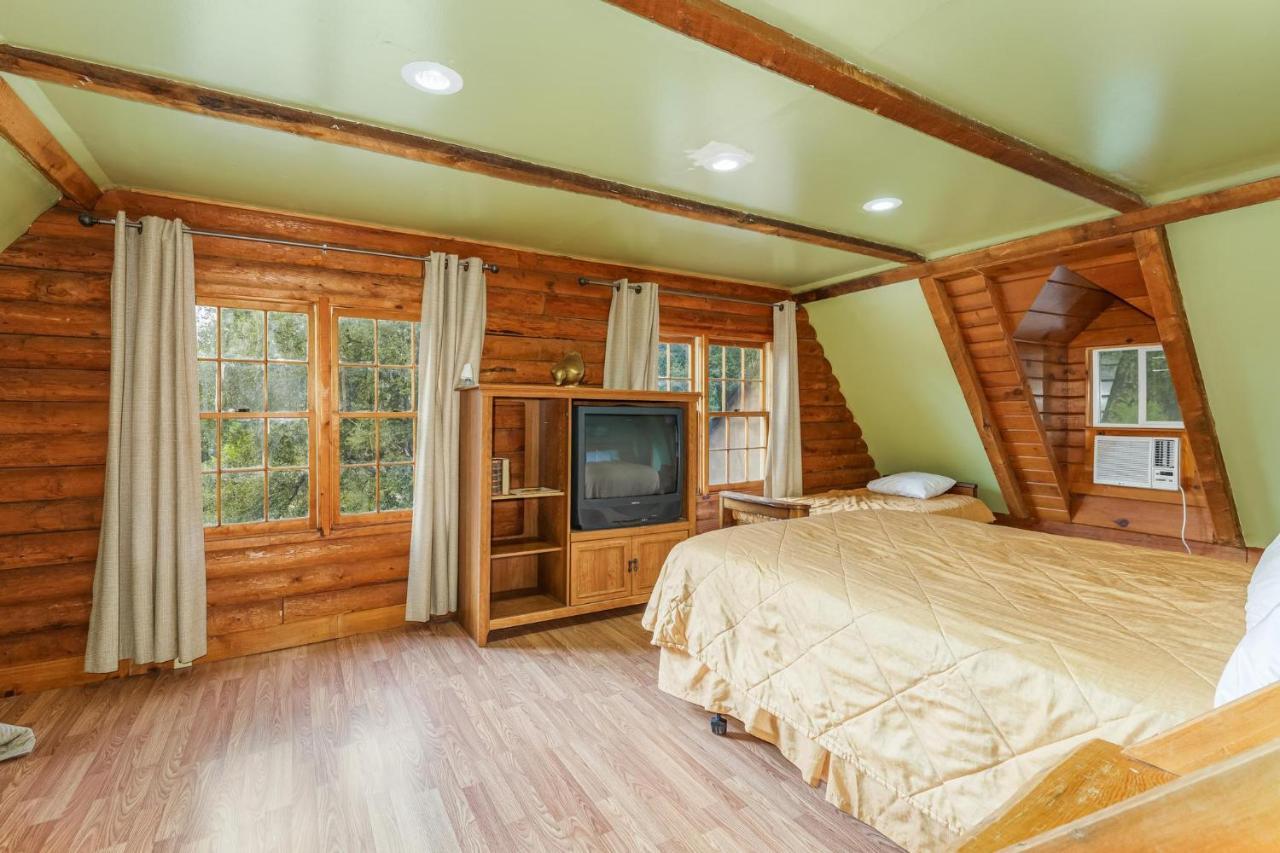 Mountain Trail Lodge And Vacation Rentals Oakhurst Exterior foto