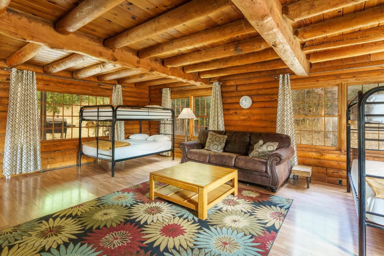 Mountain Trail Lodge And Vacation Rentals Oakhurst Exterior foto
