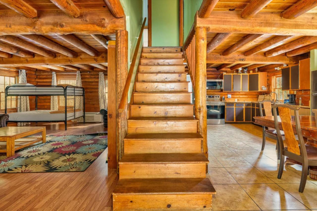 Mountain Trail Lodge And Vacation Rentals Oakhurst Exterior foto