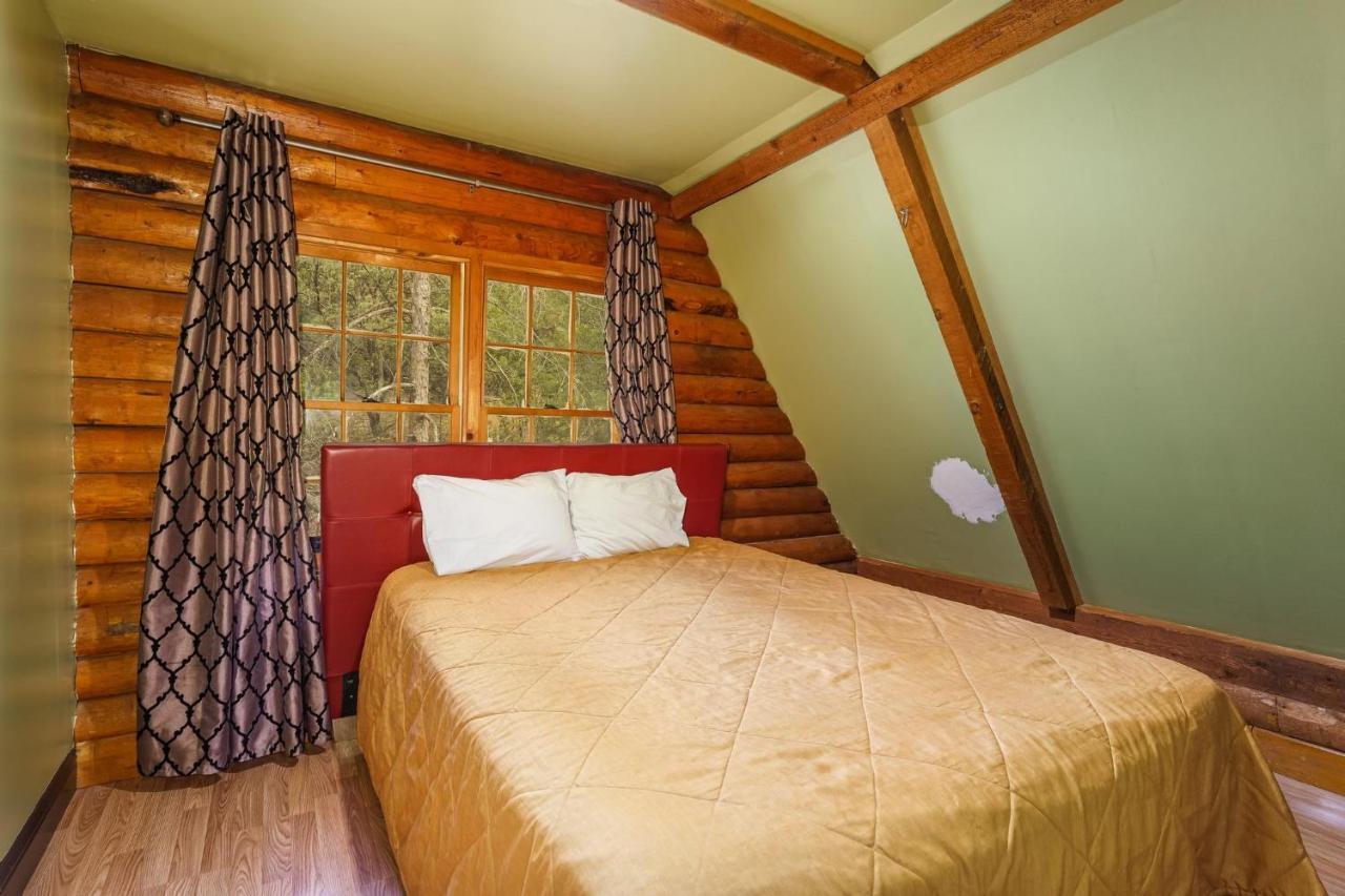 Mountain Trail Lodge And Vacation Rentals Oakhurst Exterior foto