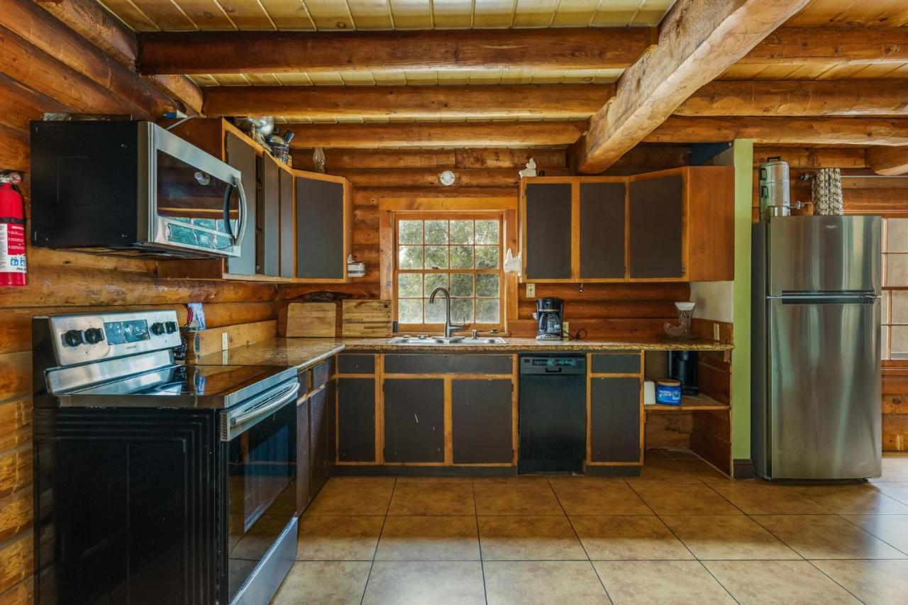 Mountain Trail Lodge And Vacation Rentals Oakhurst Exterior foto