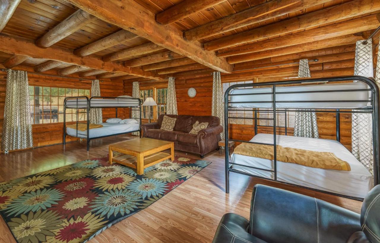 Mountain Trail Lodge And Vacation Rentals Oakhurst Exterior foto